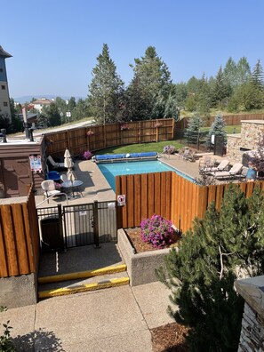 Una piscina al aire libre, una piscina climatizada