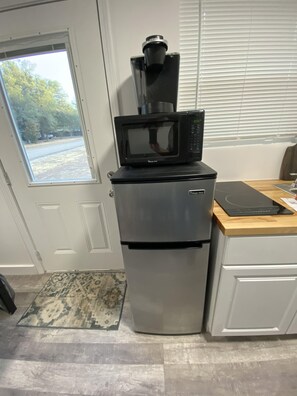 Fridge, microwave, stovetop, coffee/tea maker - Quiet Cabin on Wine Row 10 minutes from Fredericksburg Texas (Fredericksburg)