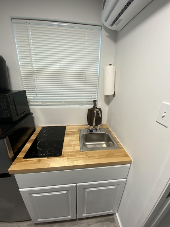 Fridge, microwave, stovetop, coffee/tea maker - Quiet Cabin on Wine Row 10 minutes from Fredericksburg Texas (Fredericksburg)