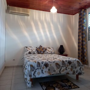 1 chambre, fer et planche Ă repasser, Wi-Fi gratuit, draps fournis