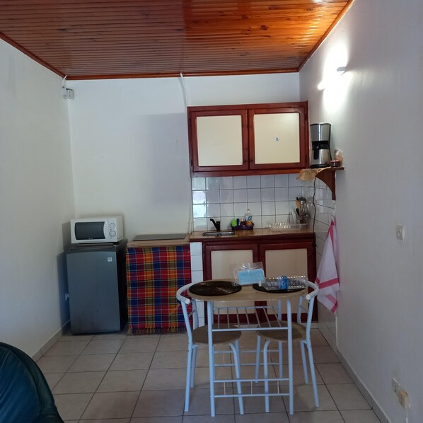 Fridge, stovetop, coffee/tea maker, cookware/dishes/utensils - Apartment located 15/20mn walk from the beach and 5m by car (Le Vauclin)