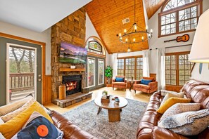 Smart-TV, Kamin, Videospiele, Bücher