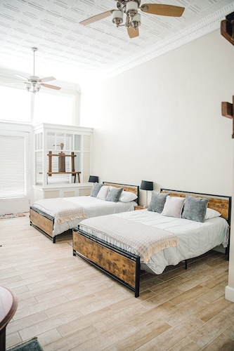 Quaint Suite in the heart of Mason