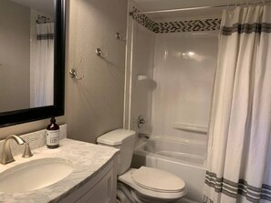 Kombination af bruser/badekar, hårtørrer