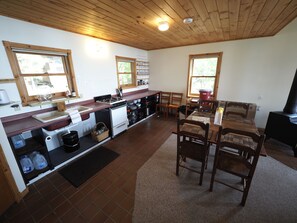 Fridge, oven, stovetop, coffee/tea maker