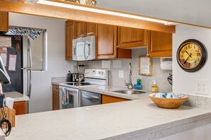 ثلاجة، ميكروويف، فرن، موقد طهي مسطح