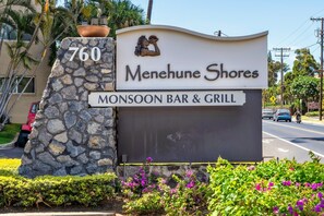 Une enseigne pour Menhune Shores, un bar-restaurant de la chaîne Monsoon.
