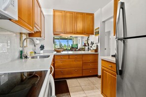 Refrigerador, microondas, horno y parrilla de estufa