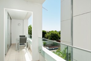 Property grounds - Chillin at Oaks, Centre of Nelson Bay with a pool. Mid Week Stay Special. (Nelson Bay)