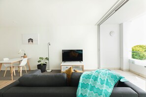Smart TV - Chillin at Oaks, Centre of Nelson Bay with a pool. Mid Week Stay Special. (Nelson Bay)