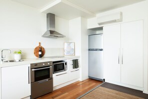 Full-sized fridge, microwave, oven, stovetop