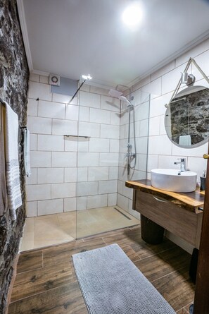 Dusche, Haartrockner, Handtücher