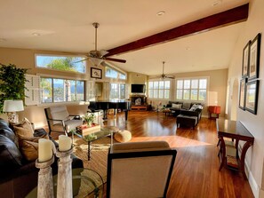 Smart TV, fireplace, books, offices - Ideal Location~Amazing Ocean & Sunset Views~Outdoor Living Spaces~Chef’s Kitchen (Del Mar)
