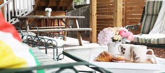 Ground Floor 2 BR Cottage Walking to Everything!