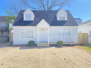 Exterior - Upstairs 1BR Beach Apartment in the Heart of the Vibe District - 5 Minute Stroll to Beach (508B) (Virginia Beach)
