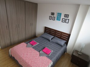 1 slaapkamer, een strijkplank/strijkijzer, wifi, beddengoed
