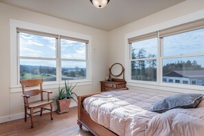 4 bedrooms, desk, free WiFi, bed sheets