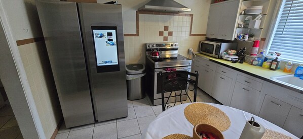 Fridge, microwave, oven, stovetop - Charming 2-bedroom house with WiFi, AC in superb Greenwich Township (Greenwich Township)