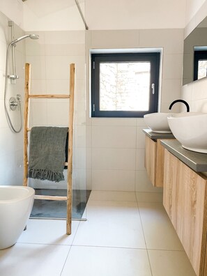 Doccia, asciugacapelli, bidet, asciugamani