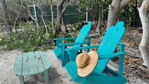 Terraza al aire libre con un sombrero sobre una silla.