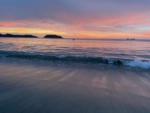 Ranta lähistöllä, aurinkotuoleja, rantapyyhkeitä