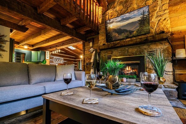 智能电视、壁炉、桌上足球、乒乓球