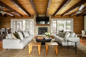 Smart-TV, Tischfußball, Tischtennisplatte, Arbeitsbereiche