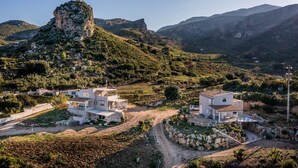 A coastal village with modern houses, a prominent rock formation, and a clear view of the sea. - Apt Perterrepermari a 2 Km Da Riserva Dello Zingaro (Castellammare del Golfo)