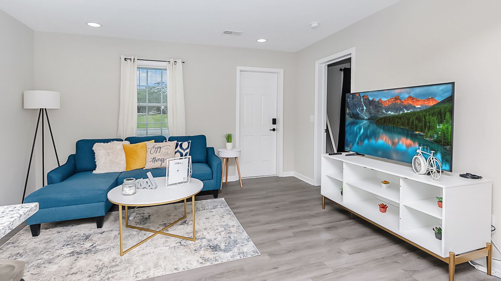 The Cozy Cola Bungalow | Minutes to Downtown, UofSC, and Fort Jackson