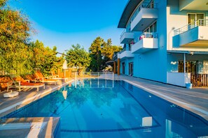 Outdoor pool, pool loungers - Prenses Sealine Beach Hotel (Serik)