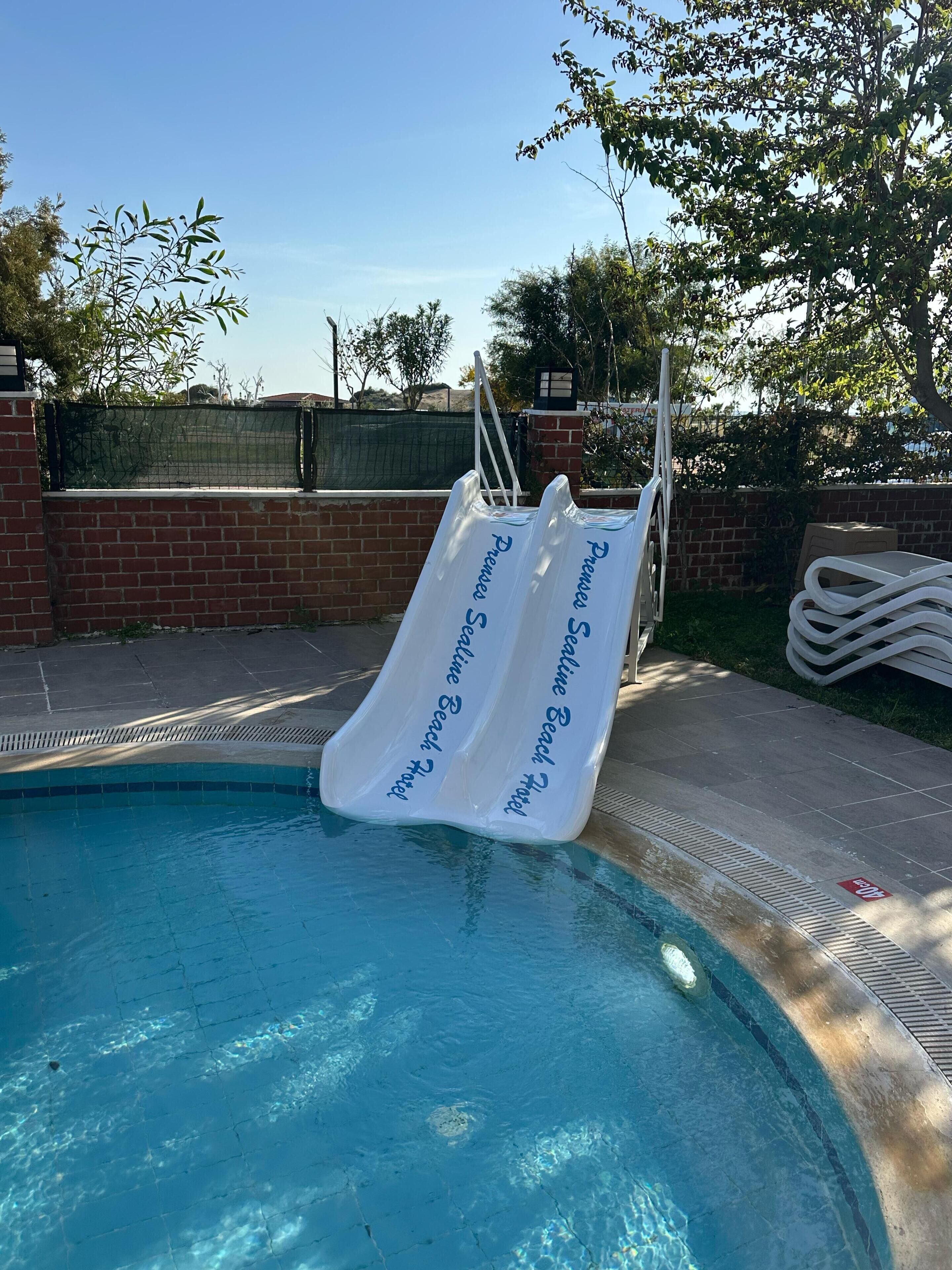 Una piscina con tobogán.