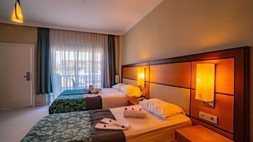 Minibar, lydisolert, barnesenger (inkludert) og wi-fi (mot et tillegg)