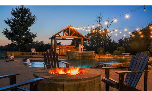Pool,Pickle ball Courts , Sleeps Lrg Grp, Hot tub , Sauna Minutes from Lake