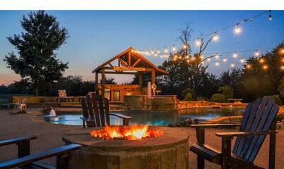 Pool,Pickle ball Courts , Sleeps Lrg Grp, Hot tub , Sauna Minutes from Lake