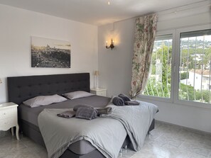 3 slaapkamers, een strijkplank/strijkijzer, gratis wifi, beddengoed