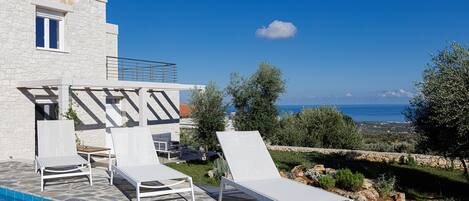 Una piscina al aire libre, una piscina climatizada