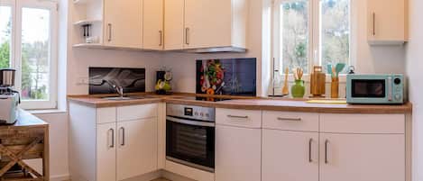 Réfrigérateur, four à micro-ondes, un four, lave-vaisselle