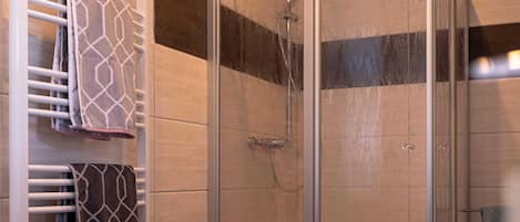 Dusche, Haartrockner, Handtücher, Seife