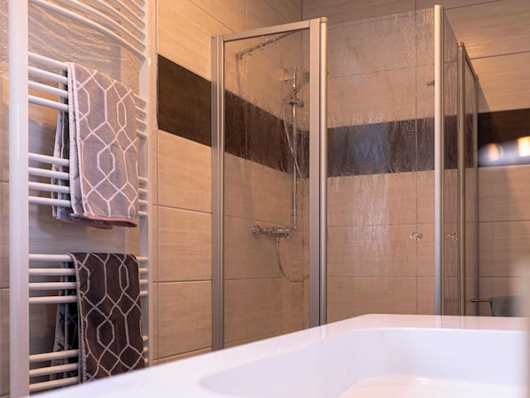 Dusche, Haartrockner, Handtücher, Seife