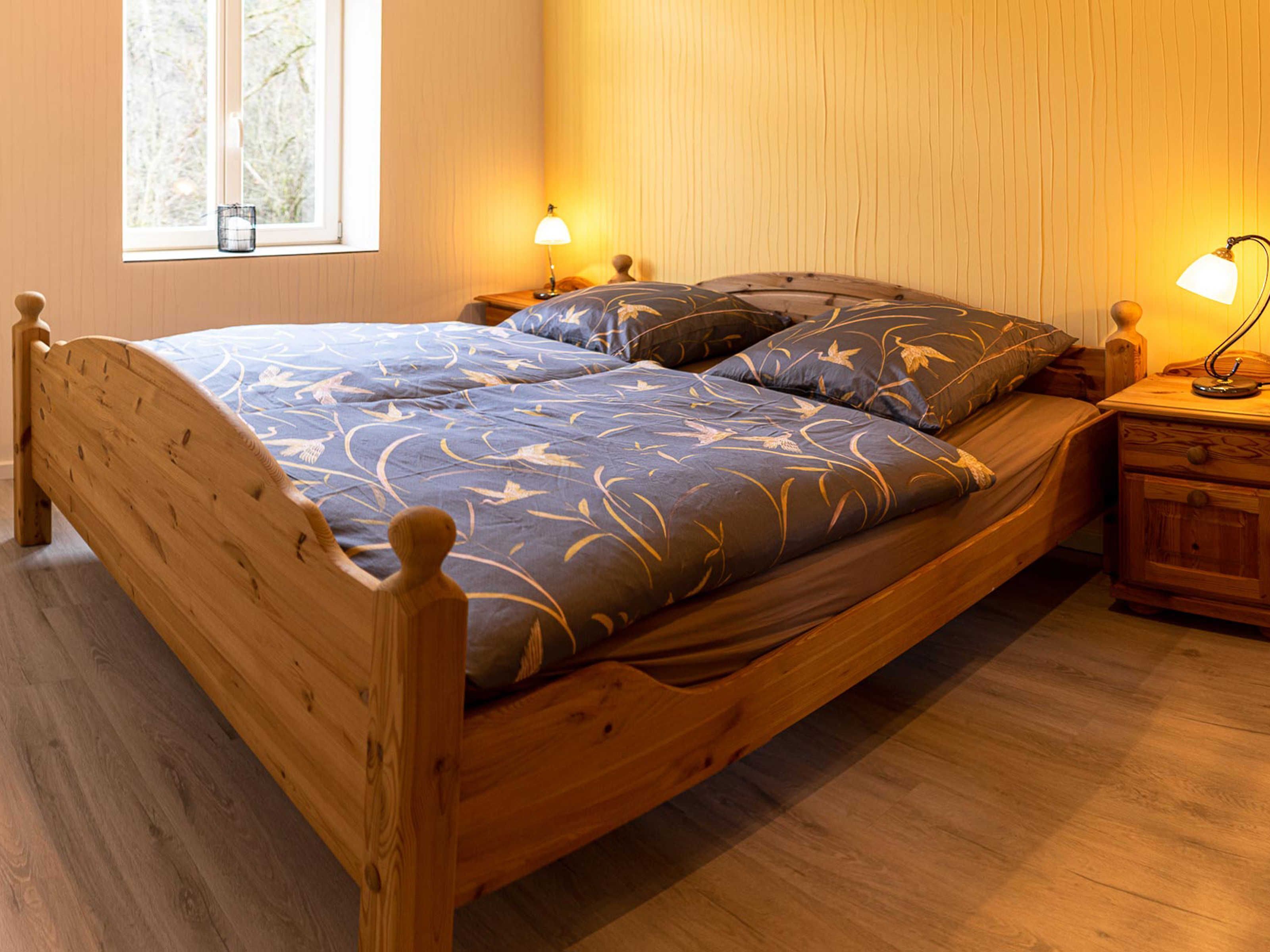 2 bedrooms, travel cot, WiFi, bed sheets