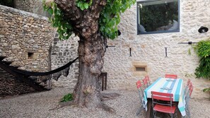 Property grounds - Au Mûrier Blanc (Collias)