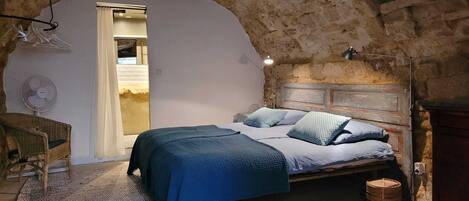 5 bedrooms, iron/ironing board, bed sheets