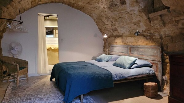 5 bedrooms, iron/ironing board, bed sheets