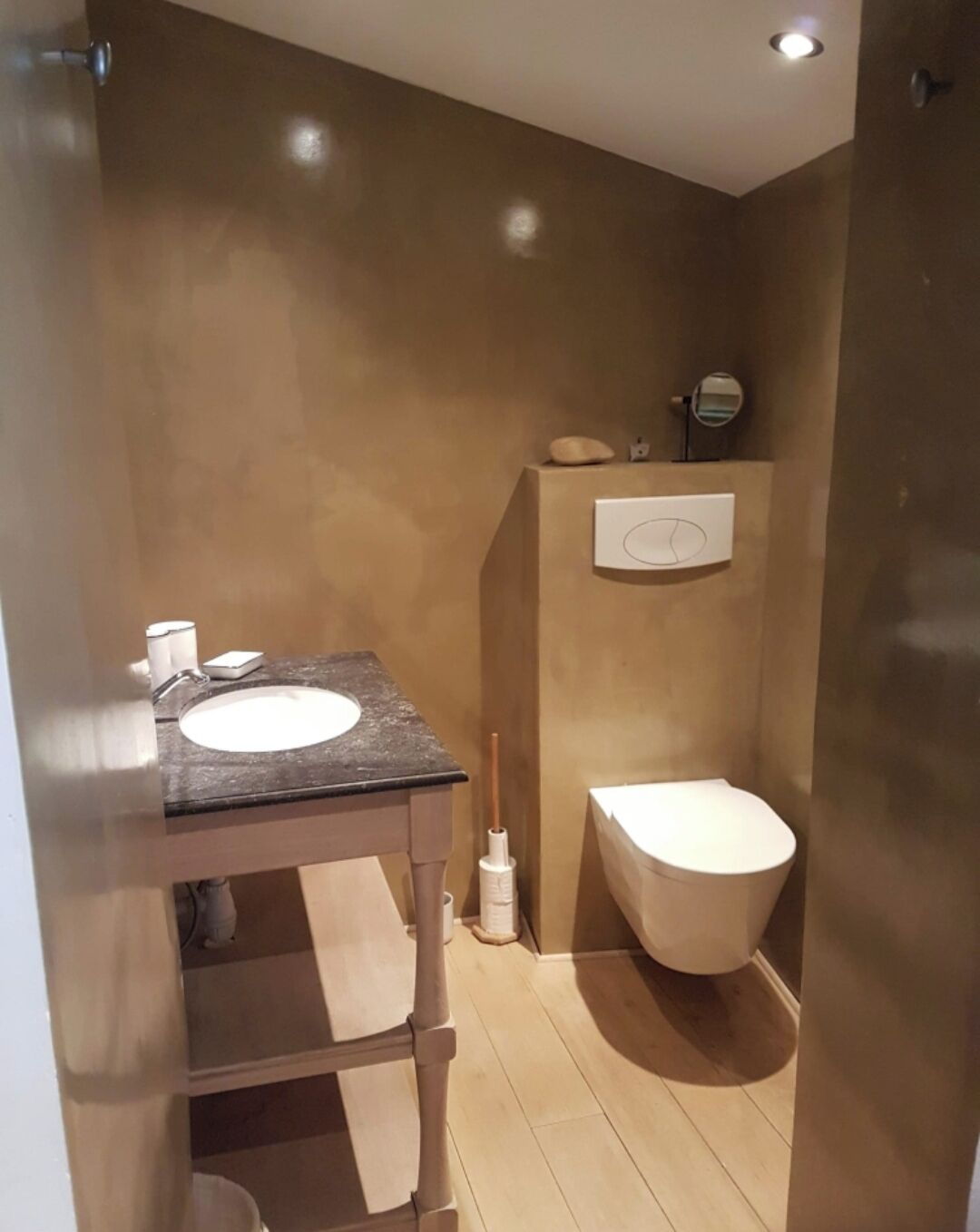 Een haardroger, handdoeken