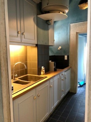 Geladeira, micro-ondas, cooktop, cafeteira/chaleira