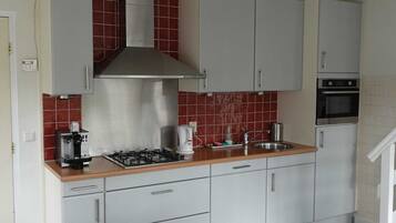 Kühlschrank, Mikrowelle, Herdplatte, Geschirrspüler