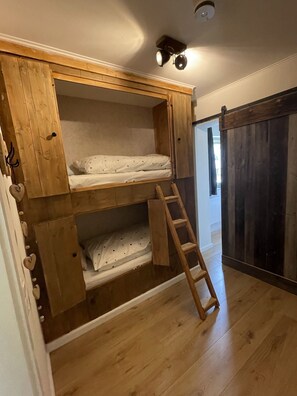 3 bedrooms, in-room safe, travel crib, free WiFi - Your own home in the Sauerland, relax if you can! (Willingen (Upland))