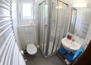 Dusch, hårtork, handdukar och tvål