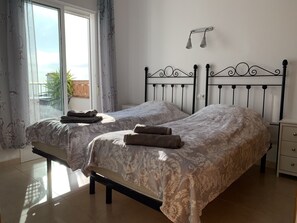 2 bedrooms, iron/ironing board, free WiFi, bed sheets - Playa Burriana, två terrasser, havsutsikt, pool (Nerja)