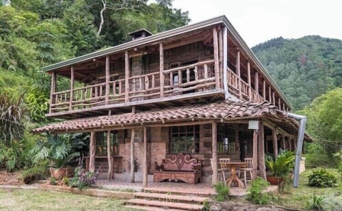 Cabin at the mountain, with chimney.<br>20 min from the airport and city<br>